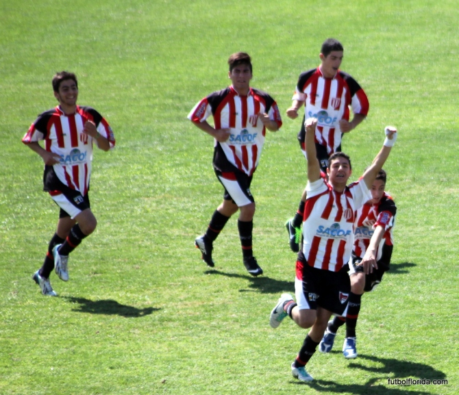 Nahuel Costa grita el gol de apertura para los albirrojos